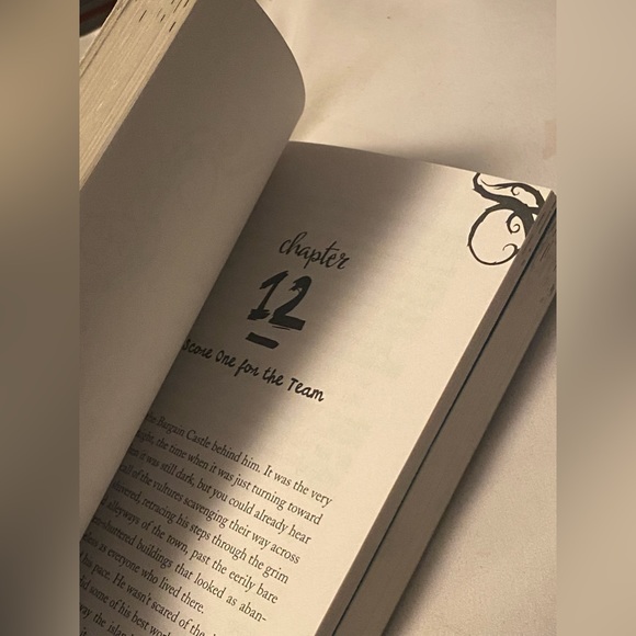 -Book- “The Isle of the Lost”- - Picture 7 of 9